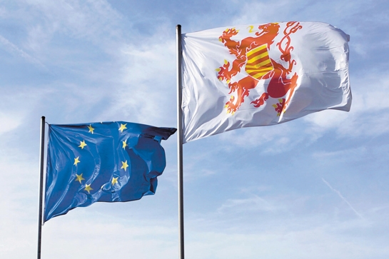 Vlaggen provincie Limburg en Europa aan het provinciehuis