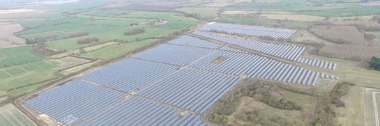 Luchtbeeld van een veld met zonnepanelen